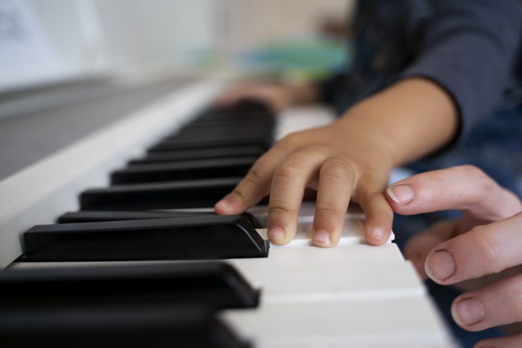 niño aprendiendo piano